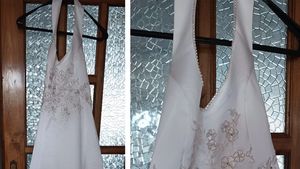 O româncă și-a scos rochia de mireasă la vânzare, cu doar 10 lei: "Prețul e negociabil!"