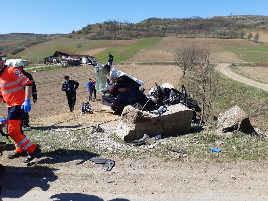 Accident grav în Cluj! Un tânăr de 18 ani a rămas încarcerat între fiarele mașinii