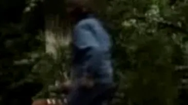 VIDEO Perversul din Buzau este agent de paza! Sarea din tufisuri si facea semne obscene!