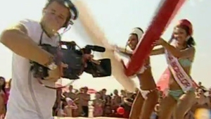 VIDEO Halal sa apuci pe mana ei! Roxana Vancea l-a umplut de sange pe un cameraman de la "Neata"! Uite momentul incredibil in care si-a luat-o!