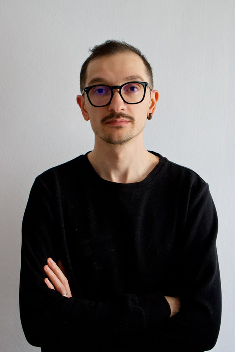 Actor român de stand-up, scuipat și bătut în stradă după ce a făcut mișto de cum și-a parcat un afacerist mașina! A fost nevoie de intervenția SMURD-ului!