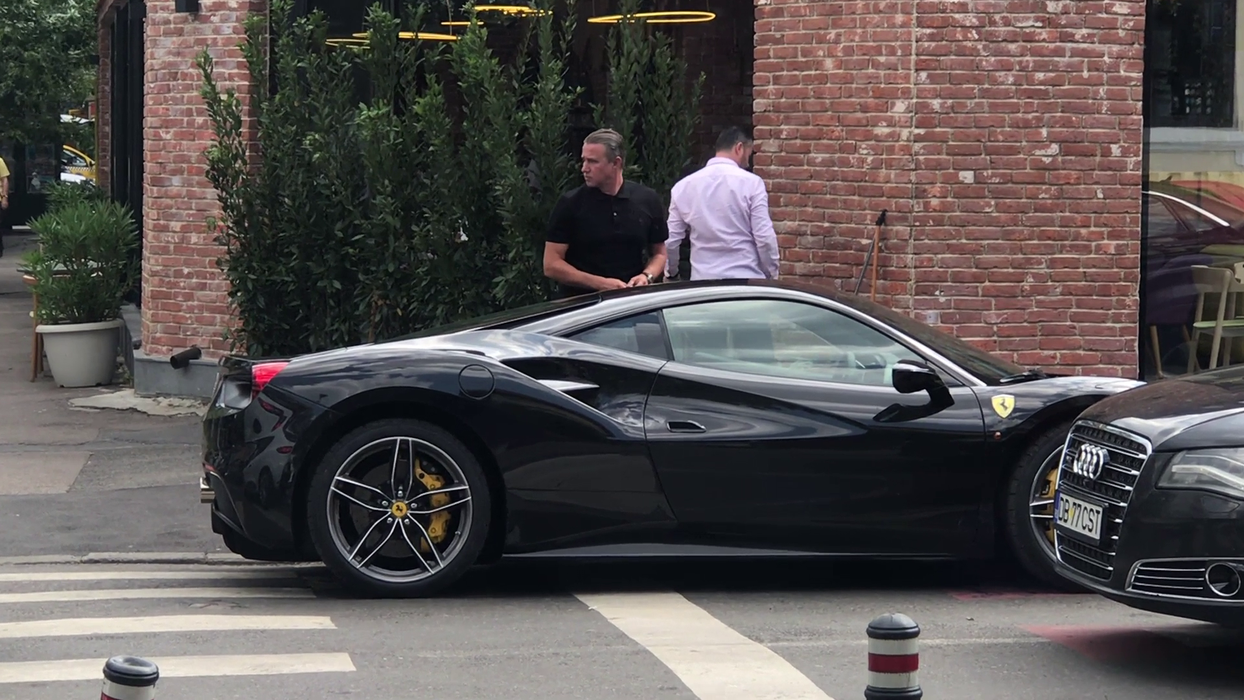 Reghe face ravagii prin București cu noul Ferrari de 300.000 €