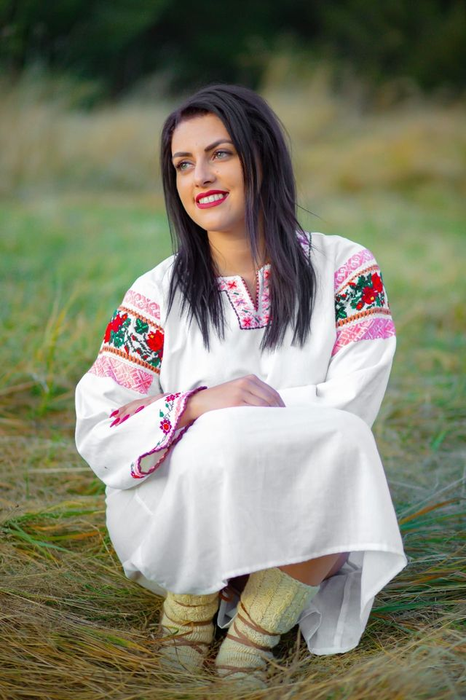 Daniela Cușnir, condusă pe ultimul drum cu lacrimi și cântece de jale. Întrebarea cutremurătoare repetată de mama regretatei cântărețe lângă sicriu | FOTO