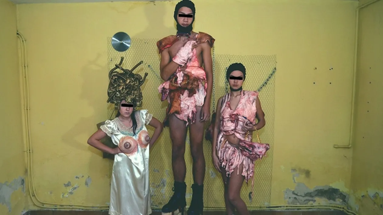 Pictorial bolnav din carne de porc donata ulterior maidanezilor! O scoala de modeling a reinterpretat costumul divei Lady Gaga!