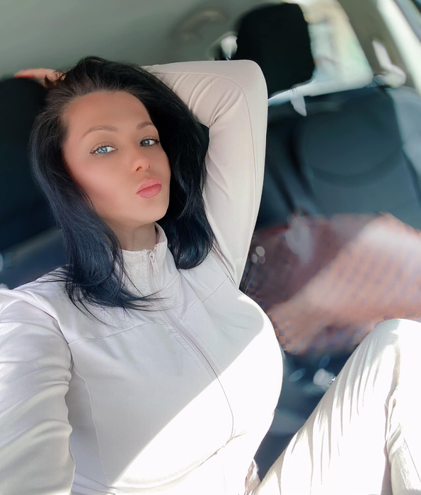 Simona Sensual a avut un șoc când a tras pe dreapta, la Mamaia: I-au pus mașina pe butuci!