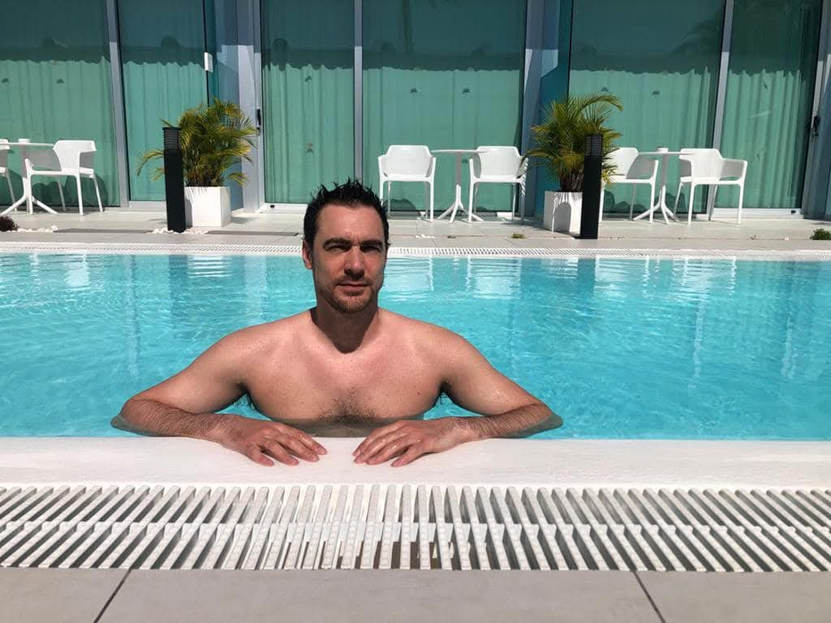 Arnaud Denis a ales să recurgă la eutanasie la doar 43 de ani. Calvarul actorului a început după o operație de hernie inghinală