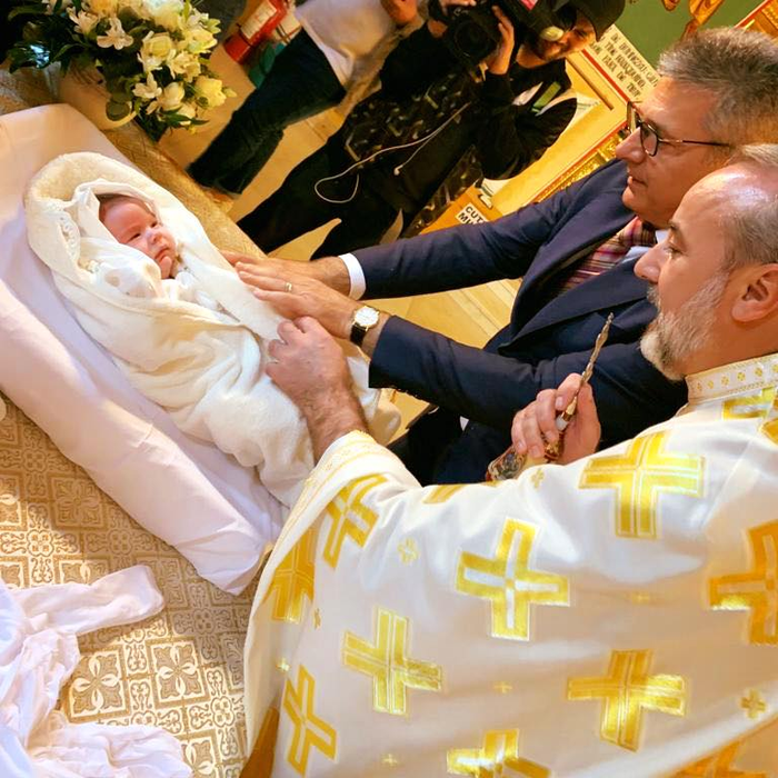 Emoții mari pentru Alessandra Stoicescu! Prezentatoarea TV și-a creștinat astăzi fetița. Cum s-a îmbrăcat nașa Gabriela Firea