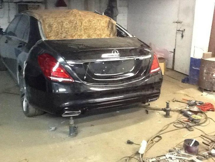 Cum şi-a TĂIAT Mercedesul ca să semene cu cea mai tare limuzină nemţească! Imagini uimitoare dintr-un garaj dărăpănat!