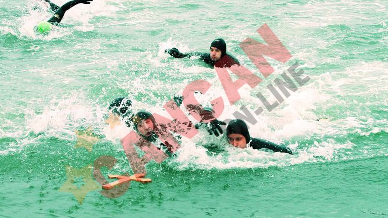 Ei au scos crucile din valuri