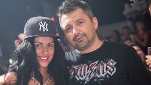 Cand Mihai Costea nu este acasa, fosta si actuala iubita danseaza pe masa! Daniela Crudu si Oana Popa s-au distrat in acelasi club