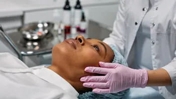 „Zombie filler”, nouă fiță în materie de intervenții estetice! Grăsimea provenită de la donatori decedați, folosită pentru a modela sânii sau fesele