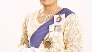 Par blond, tiara pe cap si manusi albe, elegante, ca ale Reginei Marii Britanii - Recunoasteti vedeta din imagine?