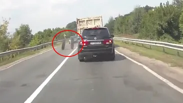 Acest sofer a surprins imaginile vietii lui! Momentul in care unui camion i-au sarit rotile si s-au izbit de o alta masina