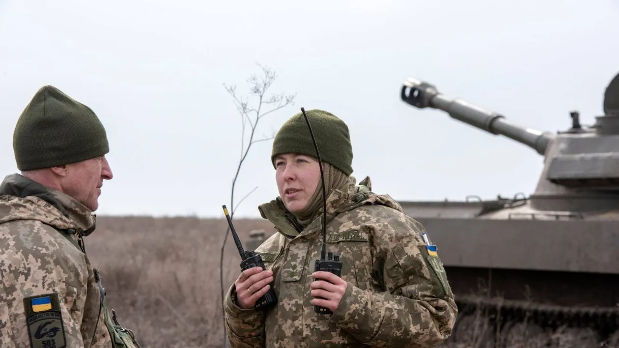 Ucrainencele luptă alături de bărbații lor! Olena, una dintre primele femei înrolate în armată: ”E ţara mea. Vreau să o apăr”