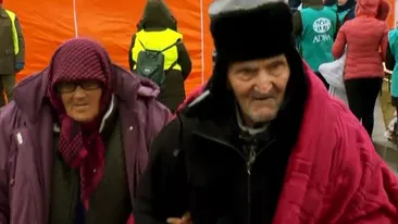 Povești cutremurătoare! Un bunic de 92 de ani și-a luat soția nevăzătoare și a fugit din calea bombardamentelor
