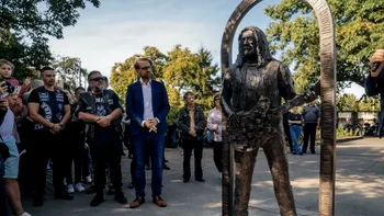 Regretatul chitarist Adrian Bărar, fostul lider al trupei Cargo, onorat la Timișoara. Imagini cu statuia sa