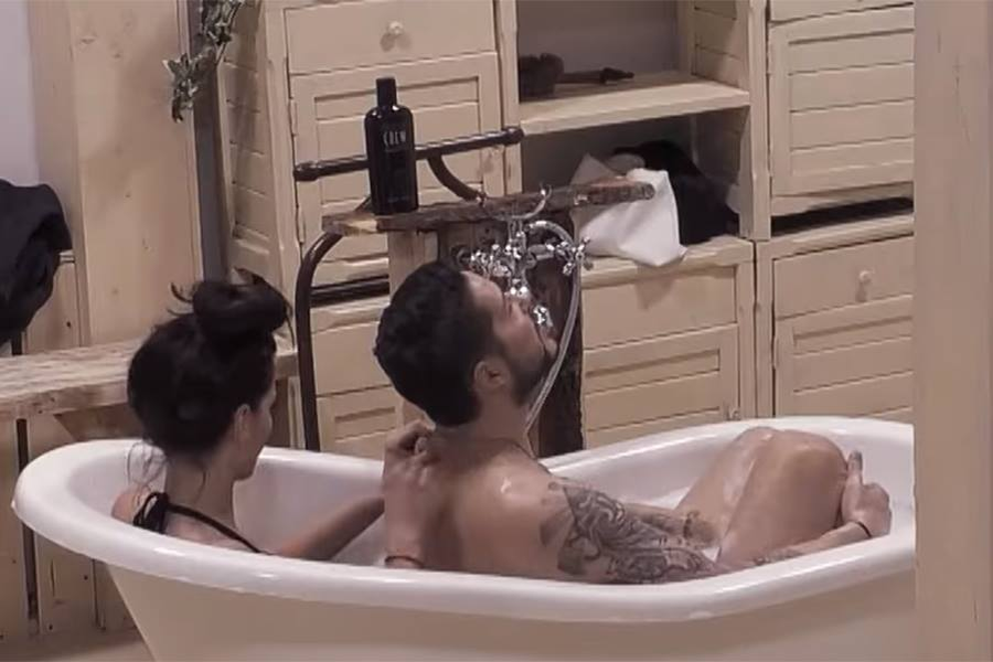 Jorge, dezbrăcat în cadă cu Miss România!