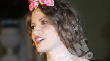 N-o să-ţi vină să crezi ce pret are rochia Iuliei Albu de la premiile Gopo! Intreaga ţinută a costat 10.000 de euro