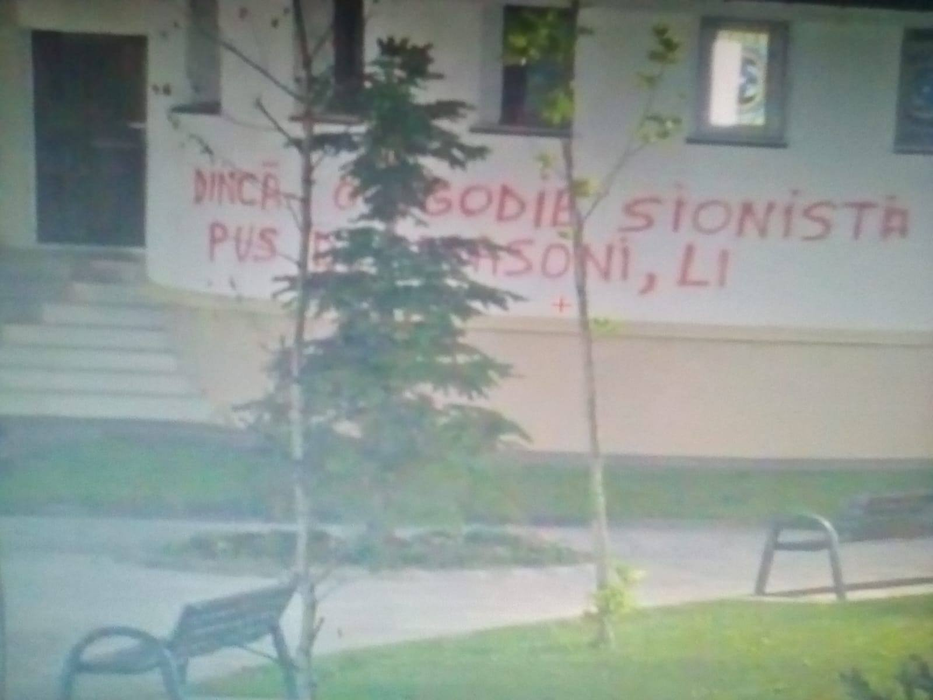 Pereții catedralei au fost umpluți cu inscripții insultătoare