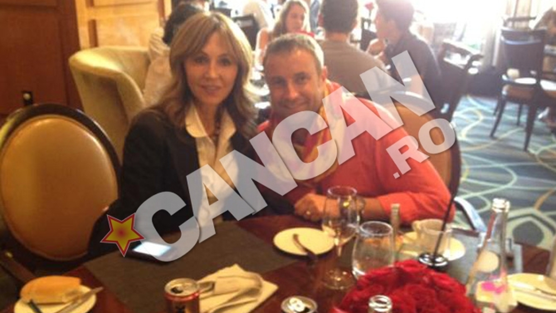 Prima fotografie cu Catalin Botezatu de la fabuloasa petrecere organizata de Mr Pink, iubitul Monicai Gabor! Vezi in compania carei vedete internationale se afla designerul!