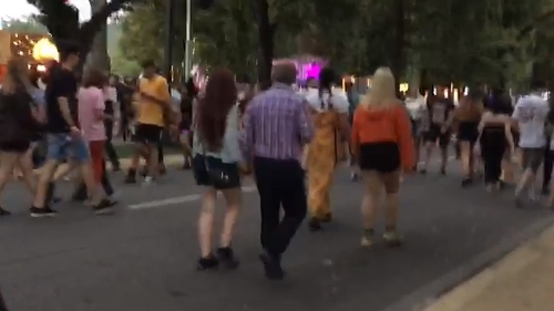 Emil Boc, cu fiica de mână, la UNTOLD. Primarul Clujului s-a pus pe vine ca să-i facă fotografii Patriciei. VIDEO