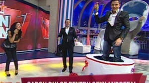 VIDEO De ziua lui Mantea, Varciu i-a cantat manele dintr-un tort urias! Uite cum a reactionat Andreea!