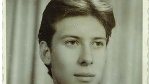 Îl recunoşti? Acum este unul dintre cei mai iubiţi prezentatori TV