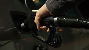 Ce se întâmplă, de fapt, cu mașina ta când pui benzină premium în rezervor. Specialiștii explică mitul consumului de carburant