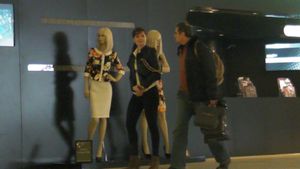 Nu s-au casatorit inca, dar se simt bine impreuna. Fostul ministru de Externe al Romaniei a mers cu iubita la film