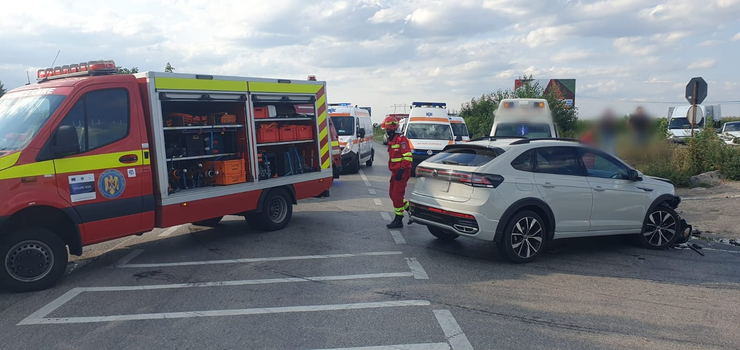 Accident în județul Suceava - carambol pe raza localității Cumpărătura, 12 persoane implicate