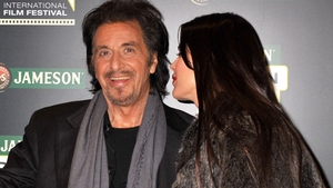 Al Pacino e "mort" dupa iubita lui! Ia uite cum o soarbe din priviri!