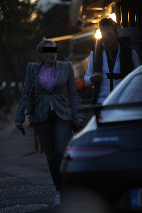 Ștefan Bănică Jr. se îndreaptă spre mașină (Foto: CANCAN.RO)