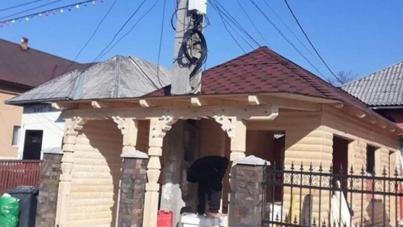 Să vezi și să nu crezi! Un bărbat și-a construit o casă în jurul unui stâlp de electricitate