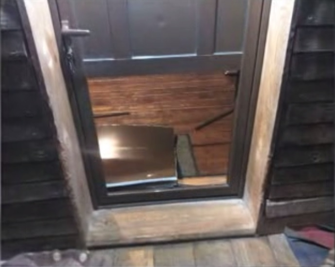 Un urs a coborât la cabana Postăvaru, a forţat uşa şi a furat o cutie cu bomboane!