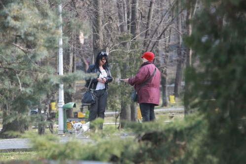 În timpul plimbării, Adriana a fost recunoscută parc