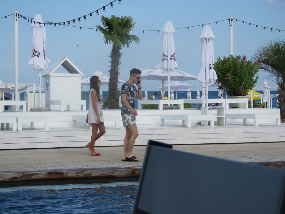 Petruț Florescu, discret, alături de o domnișoară, în Mamaia