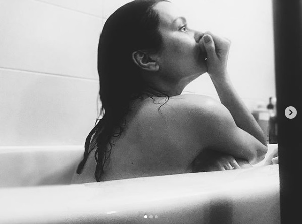 O mai țineți minte pe Ana Maria Georgescu, artista care a lansat melodia “Ochii tăi”? Din ce își câștigă banii în prezent