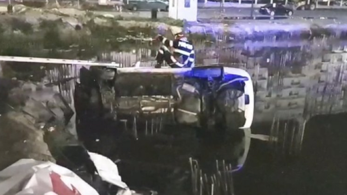 Accident spectaculos în stațiunea Mamaia. Doi tineri au plonjat cu mașina în fundația unui bloc de locuințe