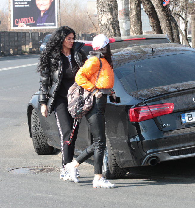 Bruneta a mers la clinică alături de o prietenă