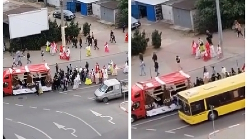 Imagini șocante în Constanța. Zeci de oameni au participat la o înmormântare cu lăutari, ignorând avertismentele autorităților