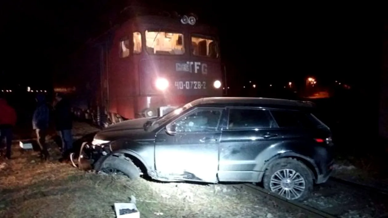 Un accident feroviar a avut loc în Capitală! O maşină în care se aflau trei persoane a fost grav avariată