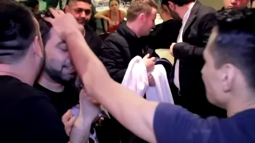 Un fan al lui Florin Salam a făcut un gest incredibil. În timp ce manelistul cânta, s-a apropiat de el, i-a pus mâna pe cap și... | FOTO + VIDEO