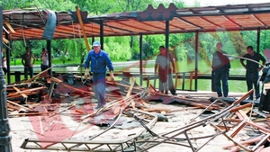 Au intrat cu buldozerul in terasele ilegale din parc