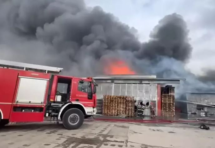 Incendiu violent în sectorul 6 al Capitalei/ sursă foto: social media