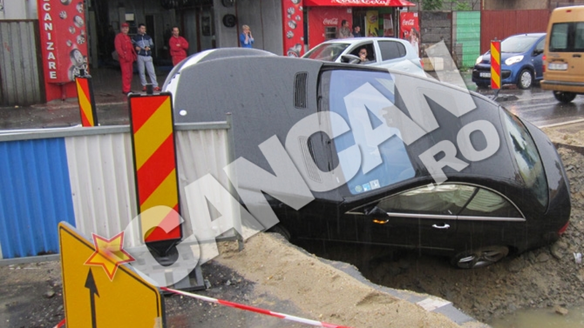 INCREDIBIL! Uite cum arata un Mercedes cazut intr-o groapa de 2 metri de pe Soseaua Petricani! Masina ar apartine unui om de fotbal!