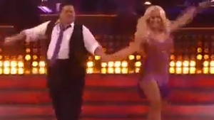 VIDEO Uite-o pe fiica-barbat a lui Cher cum se misca impreuna cu o blonda focoasa, la "Dansez pentru tine"