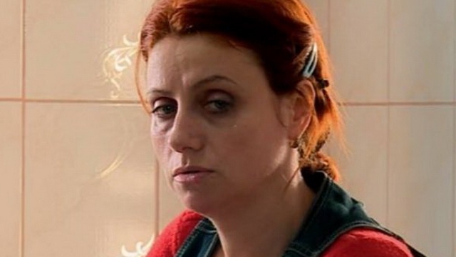 Traieste cu mortii in cimitir! Mama fetitei macelarite intr-un subsol de bloc a ajuns sa bantuie zi si noapte printre morminte!