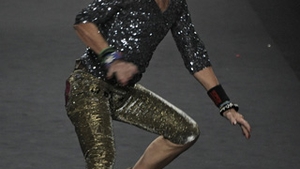 O creatoare foooooarte flexibila! Vezi aici ce a facut un designer american pe podiumul de moda