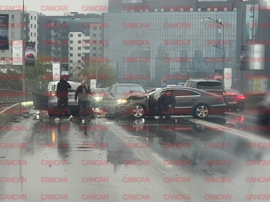 Grav accident în Capitală. Trei persoane rănite, după ce un șofer a lovit două mașini și un autobuz