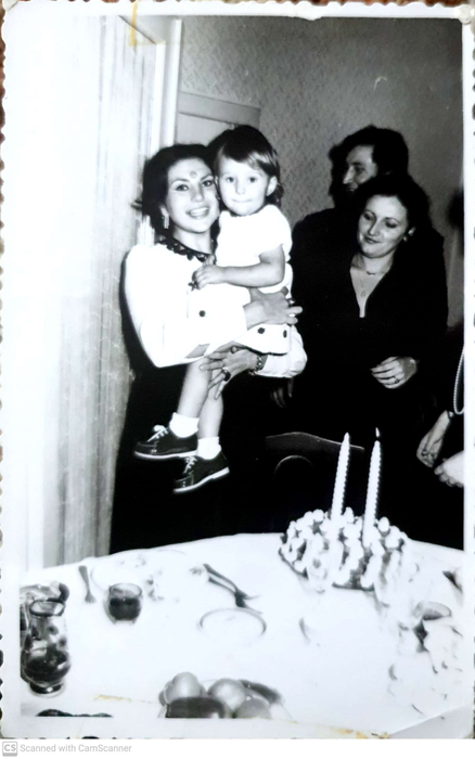 Diana Șoșoacă, în copilărie. Foto: femeide10.ro